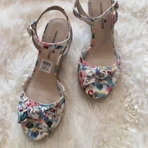 Fabulous floral espadrilles! 🌸🦋🌸
